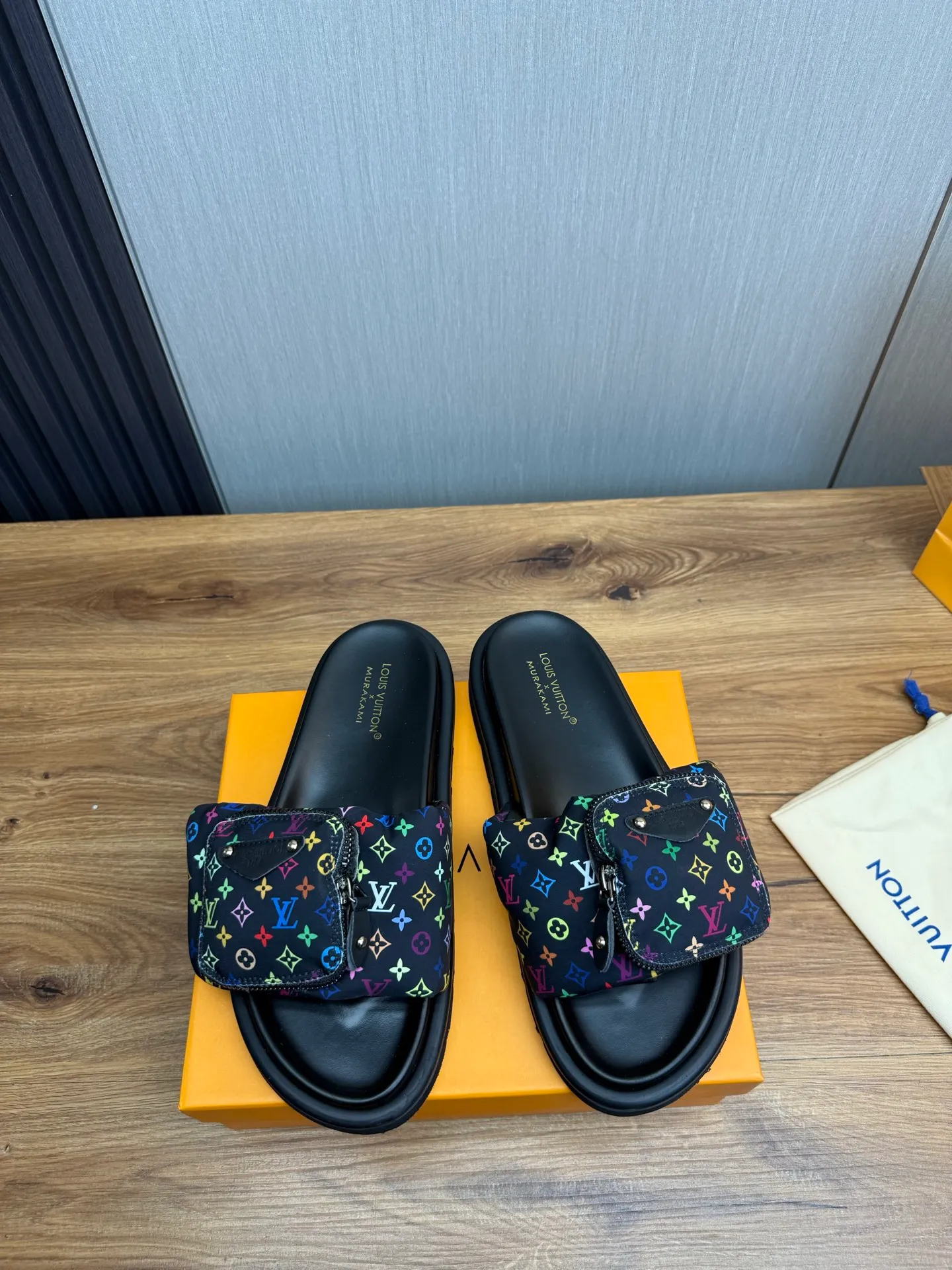 Men's shoes 💰360💰 Lv. hot selling men's slippers 🔥 🩴Official website one to one production 38-45 sizes 45 46 🉑️Customized!